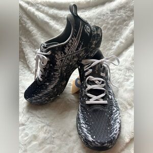 NEW ASICS Women's Noosa Tri 16 Sneaker - Black & White - Size 10.5